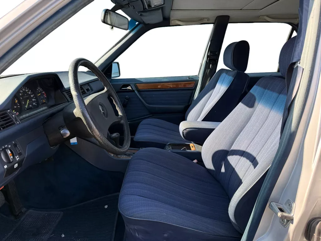 Mercedes-Benz 200-Serie (1986) — foto 1