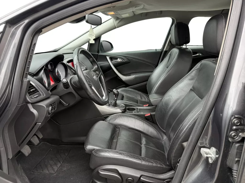 Opel Astra (2010) — foto 1