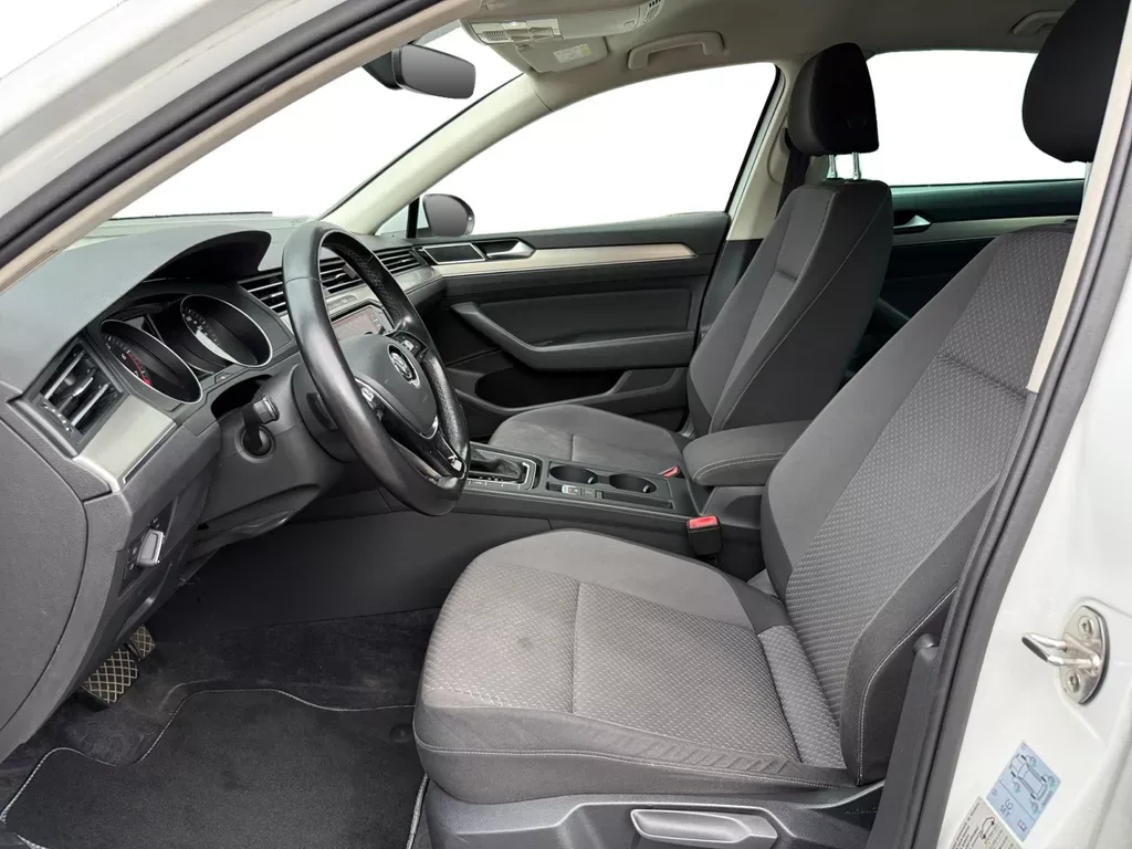 Volkswagen Passat (2017) — foto 1