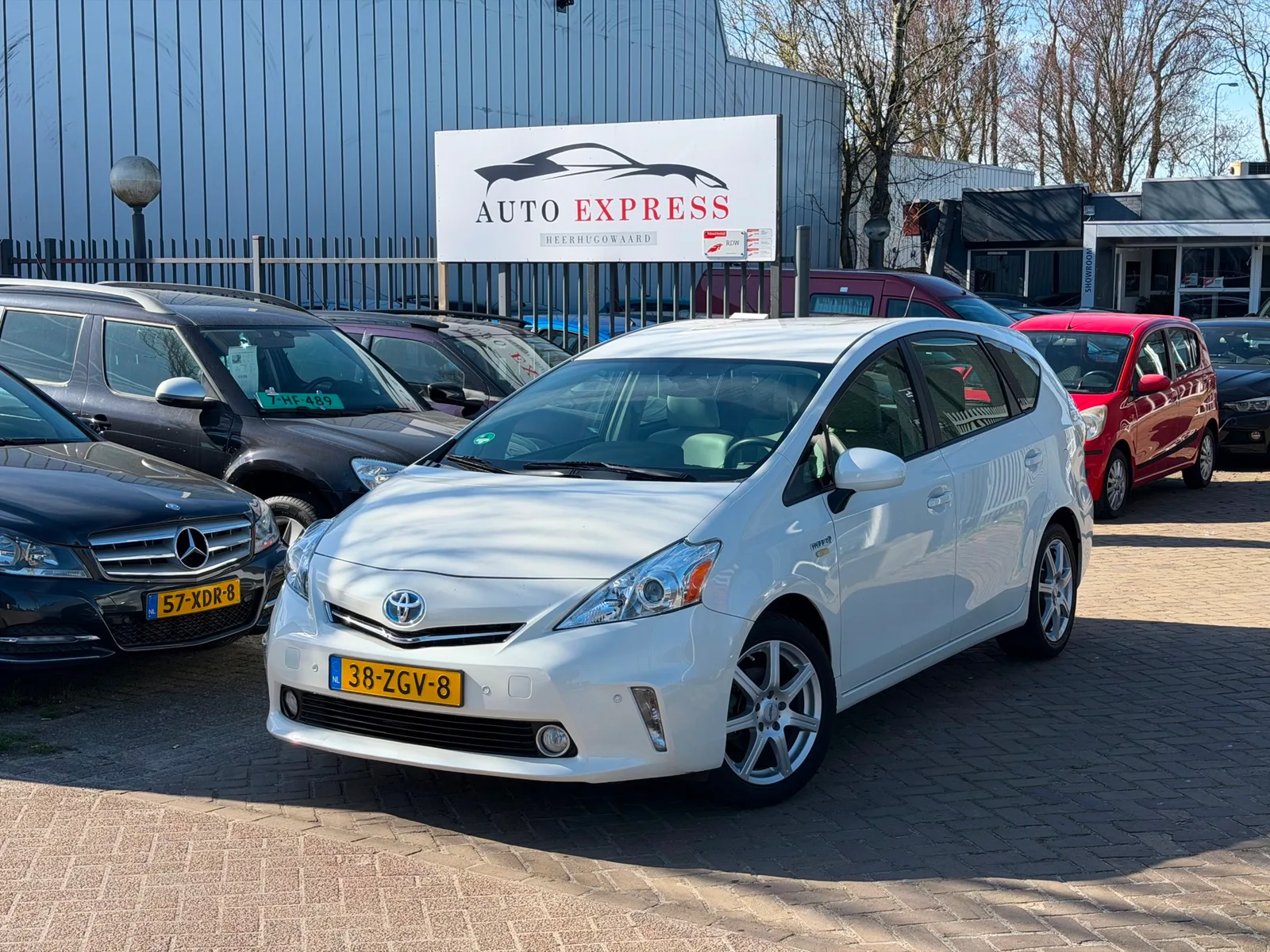 Toyota Prius Wagon (2011) — foto 1