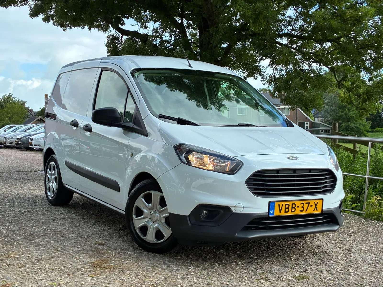Ford Transit Courier (2019) — foto 1
