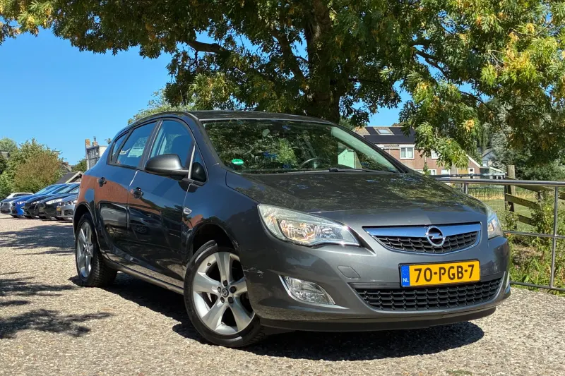 Opel Astra (2011)