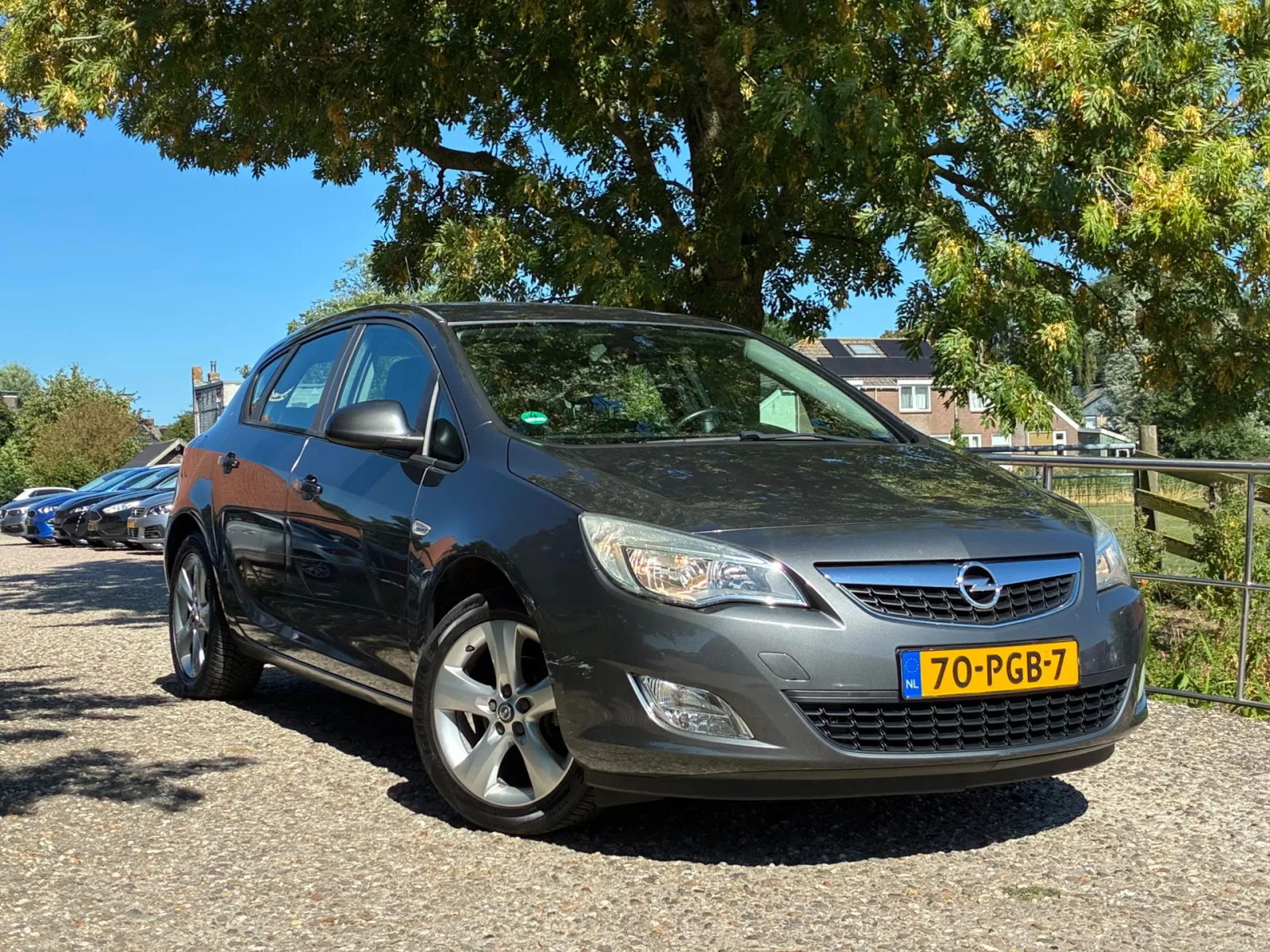 Opel Astra (2011) — foto 1