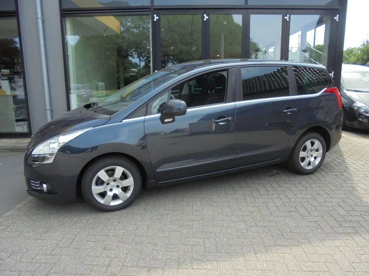Peugeot 5008 (2012) — foto 1