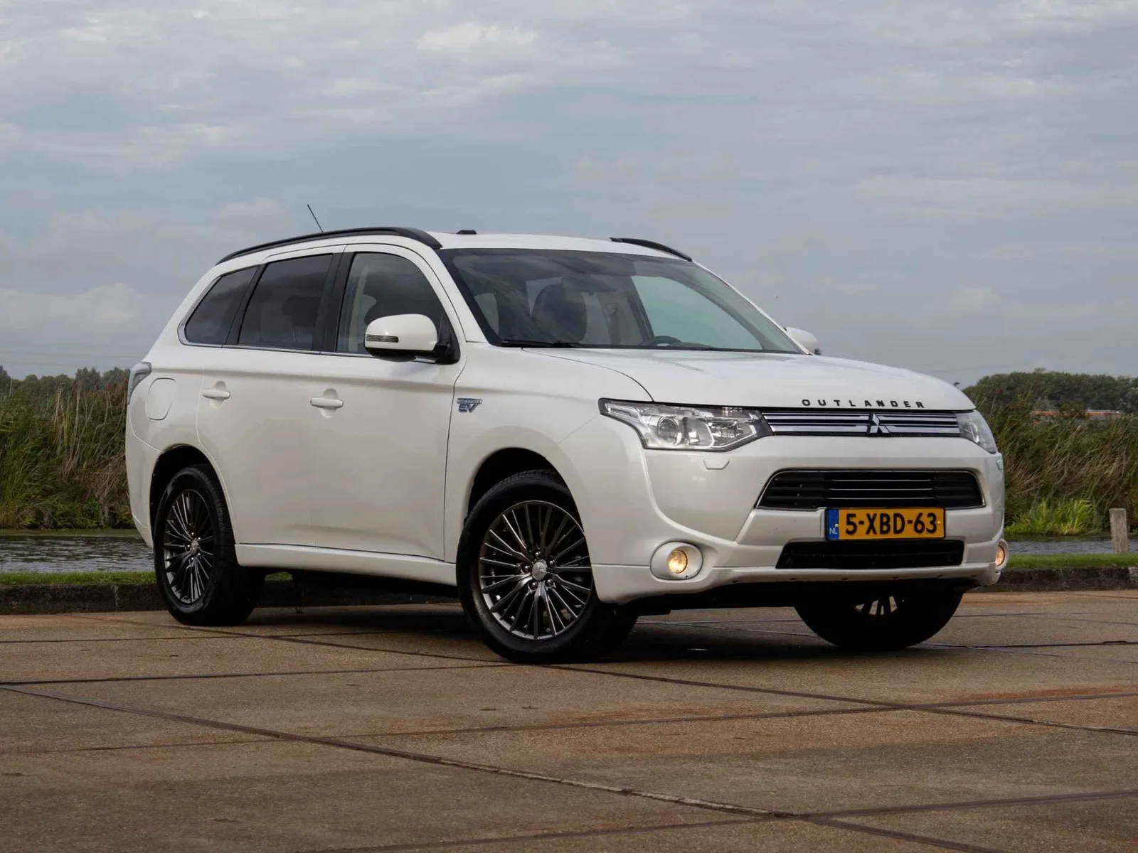 Mitsubishi Outlander (2014) — foto 1