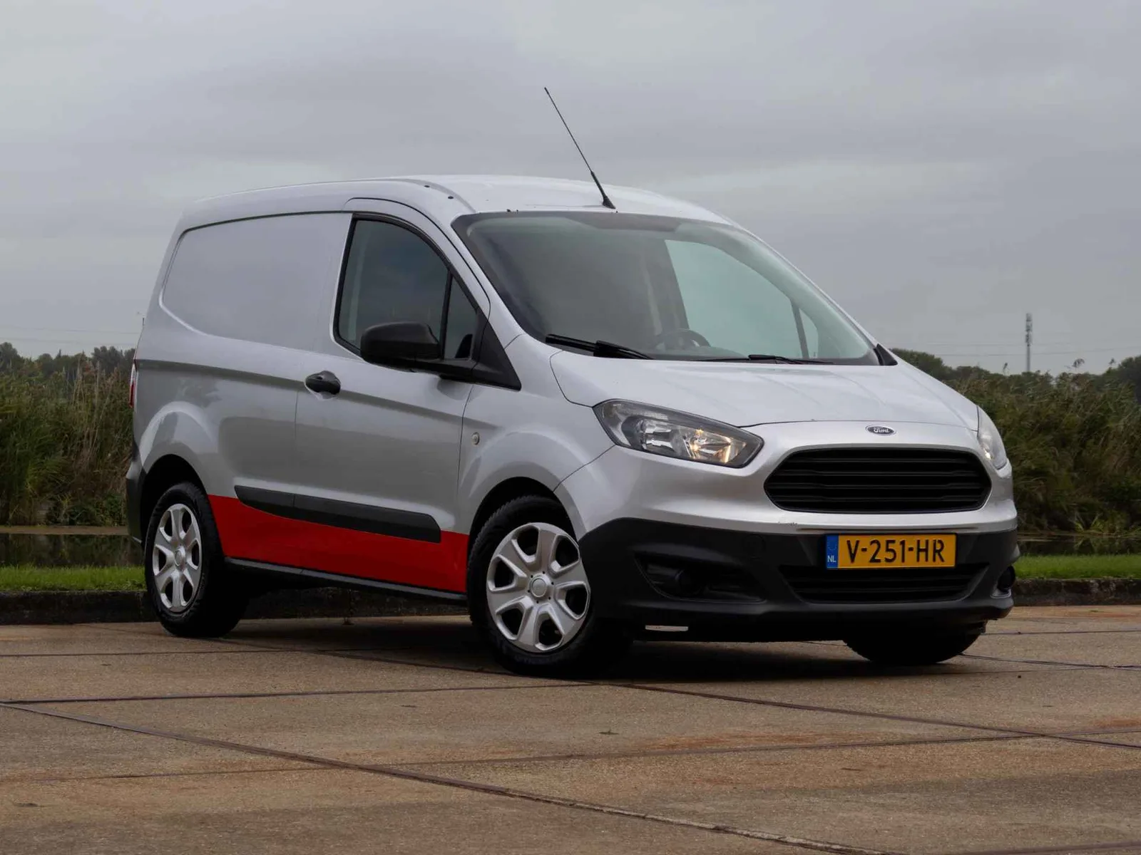 Ford Transit Courier (2017) — foto 1