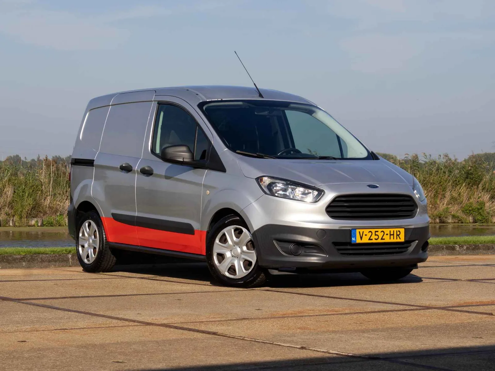 Ford Transit Courier (2017) — foto 1