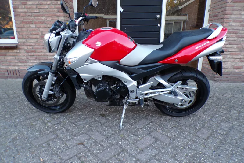 Suzuki GSR600 (2006)