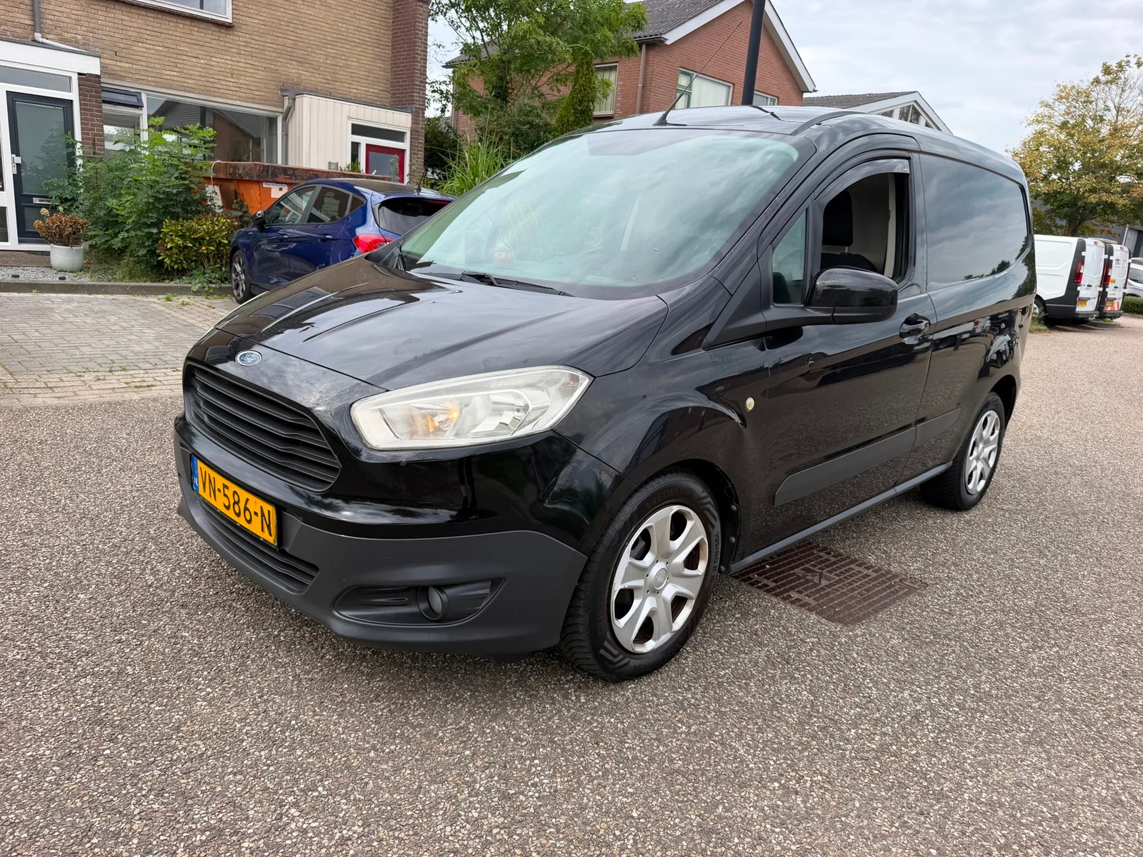 Ford Transit Courier (2015) — foto 1
