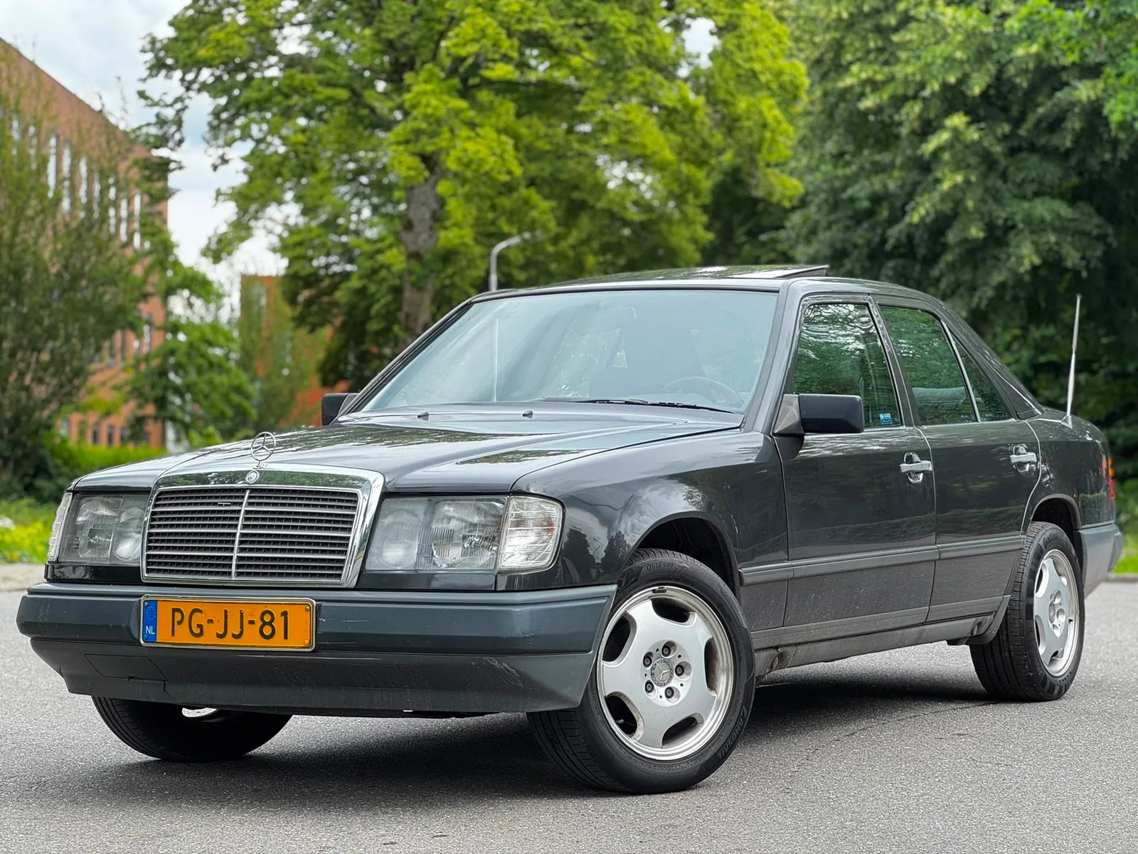 Mercedes-Benz 200-Serie (1988) — foto 1