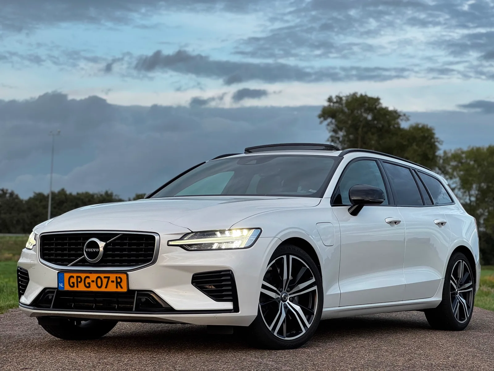 Volvo V60 (2019) — foto 1
