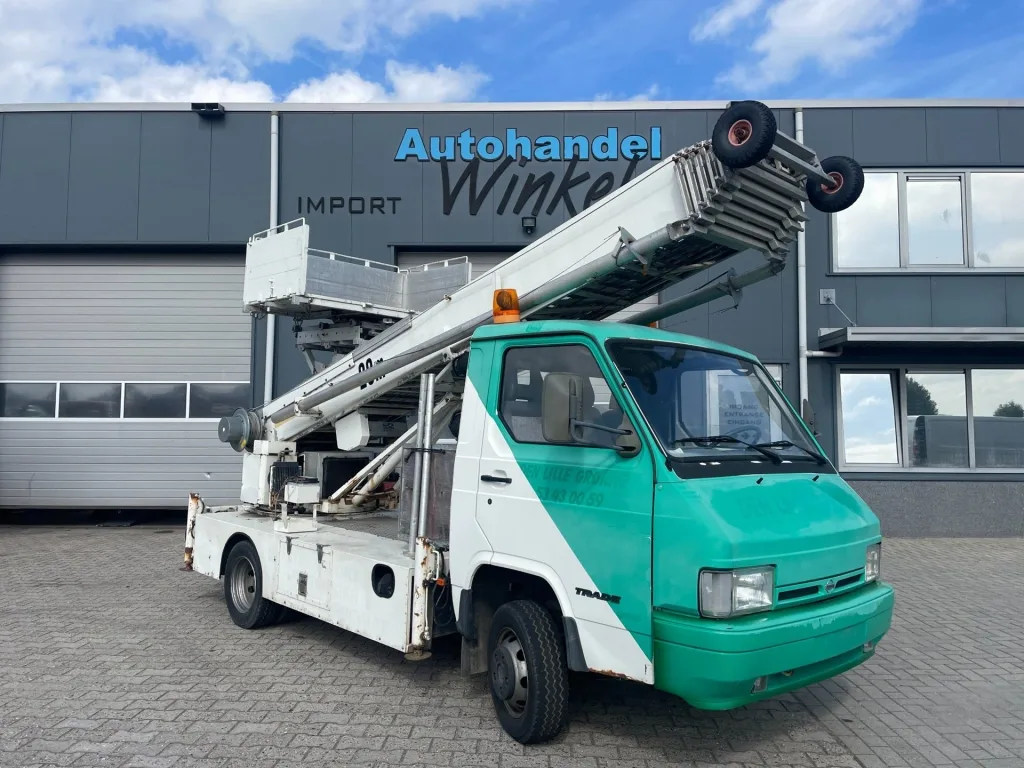 Nissan Trade (1997) — foto 1