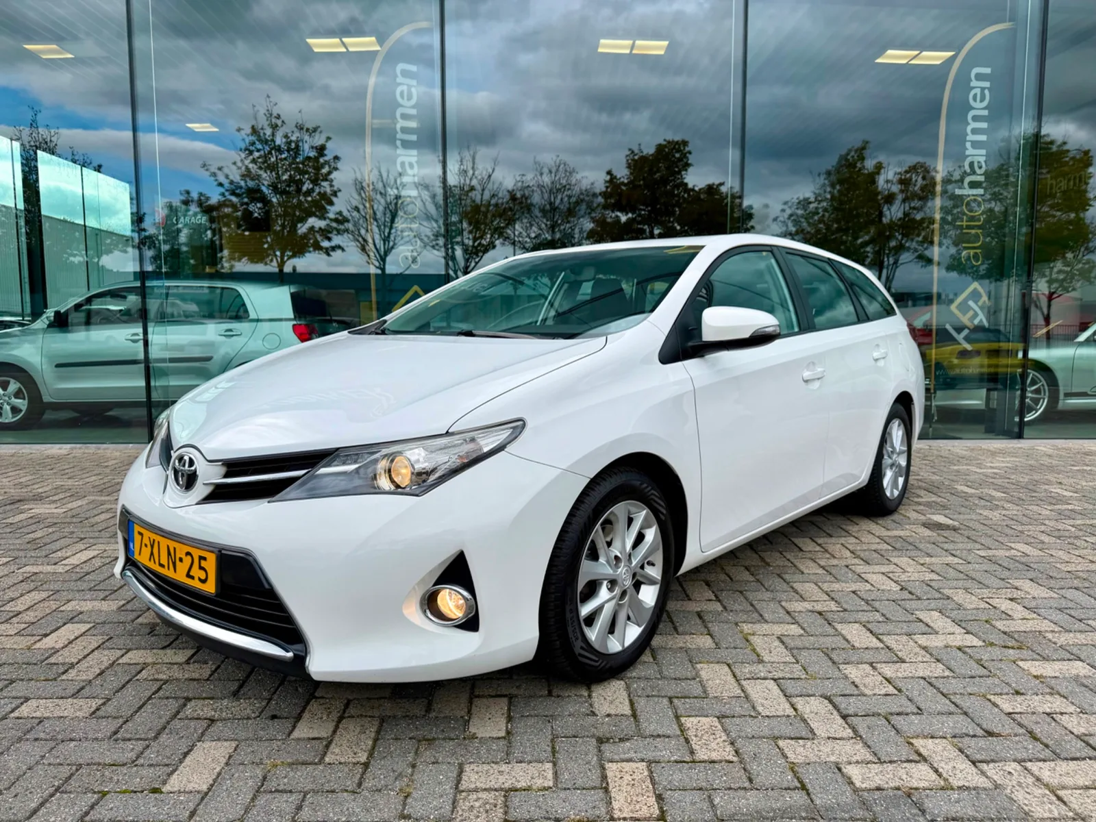 Toyota Auris (2014) — foto 1