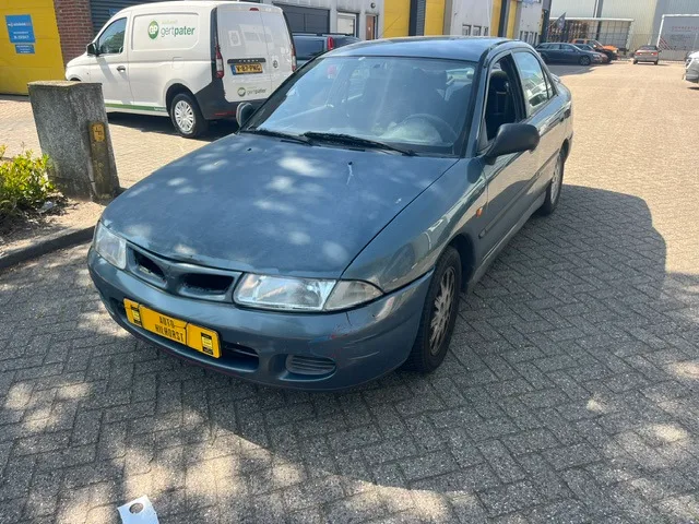 Mitsubishi Carisma (1997) — foto 1