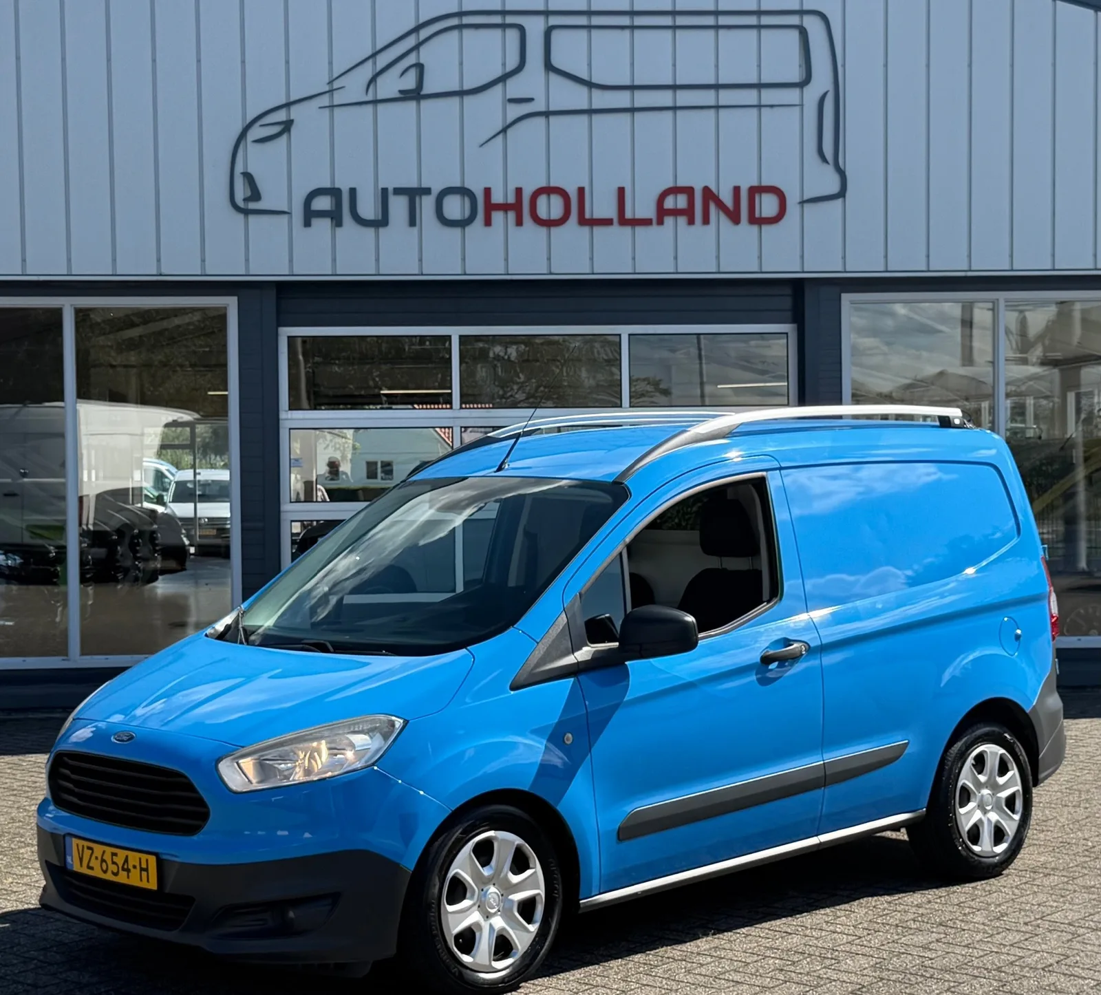 Ford Transit Courier (2016) — foto 1