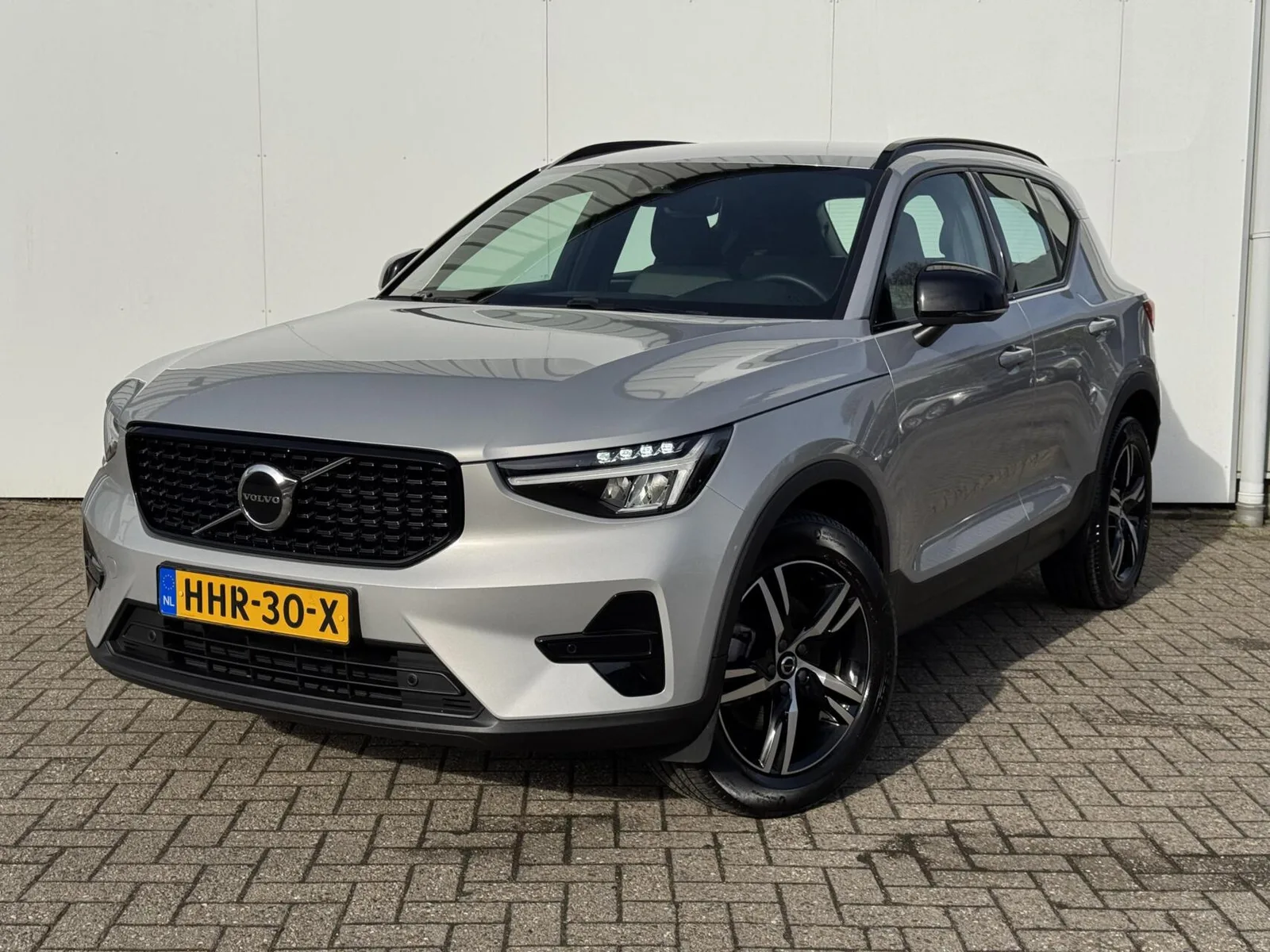 Volvo XC40 (2025) — foto 1