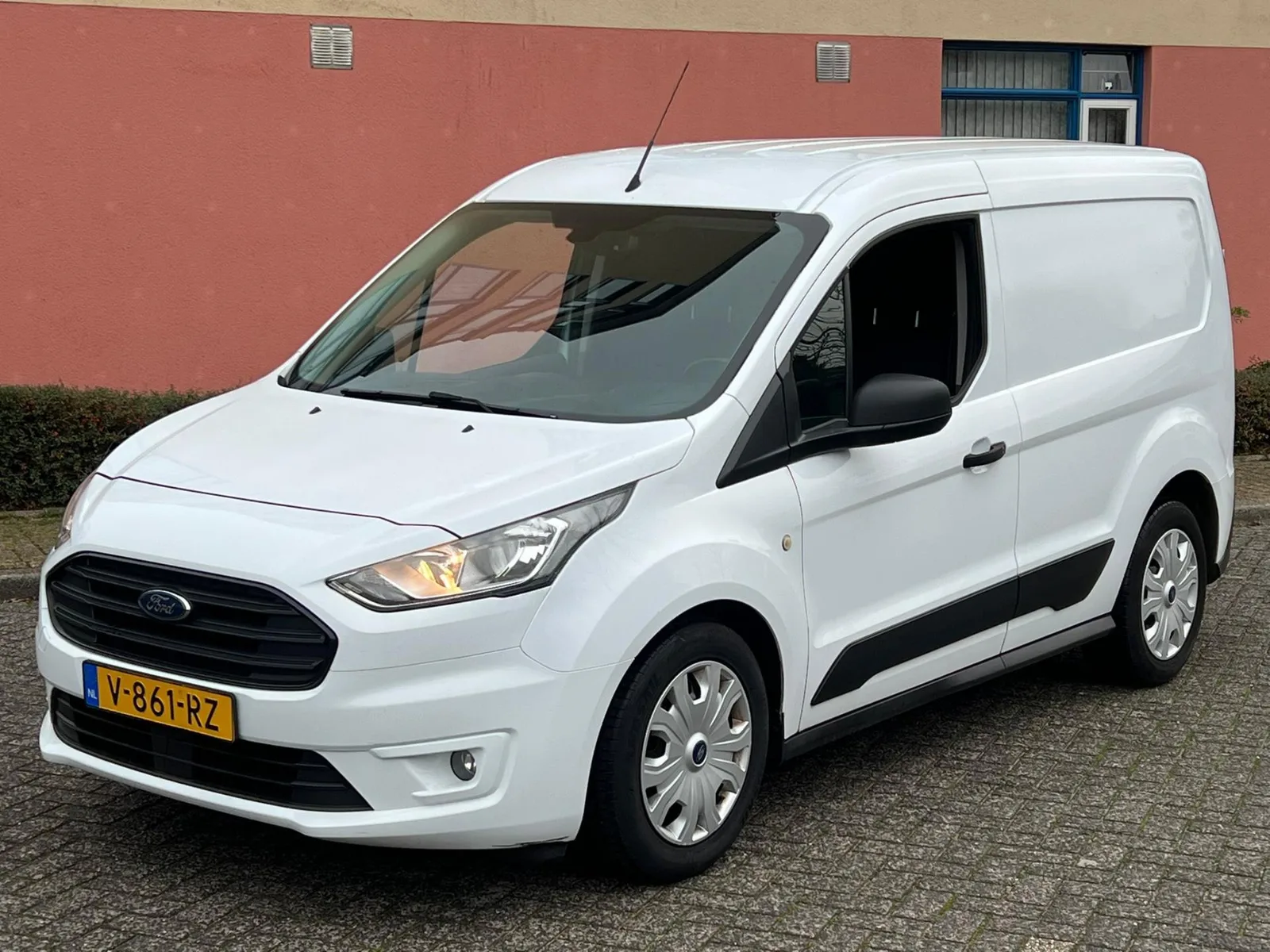 Ford Transit Connect (2018) — foto 1