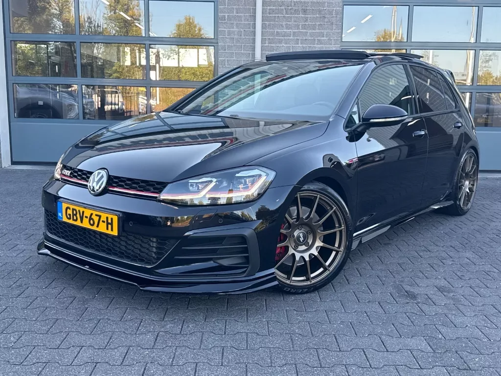 Volkswagen Golf (2019) — foto 1