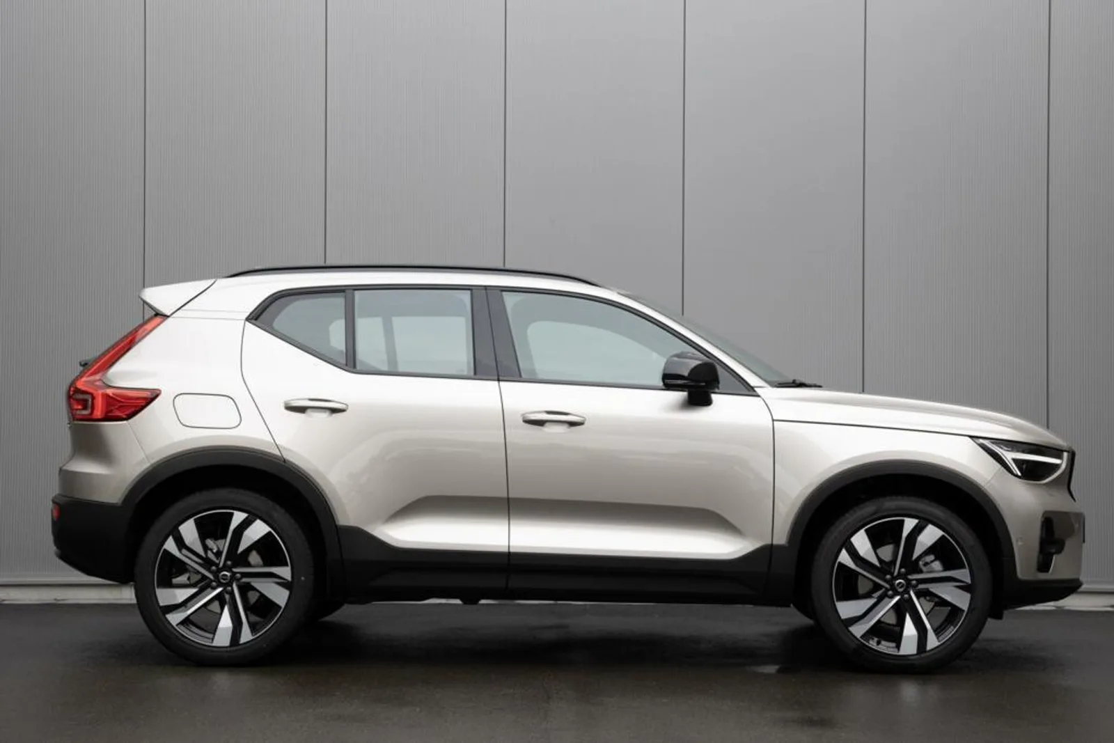 Volvo XC40 (2026) — foto 1