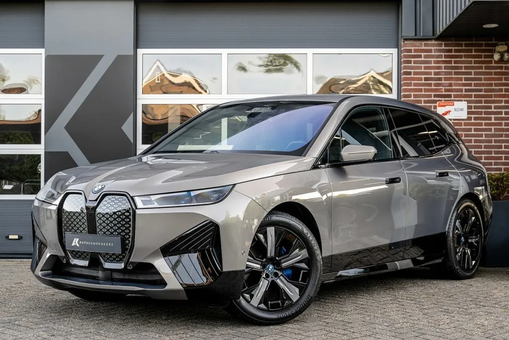 BMW iX (2023) — foto 1