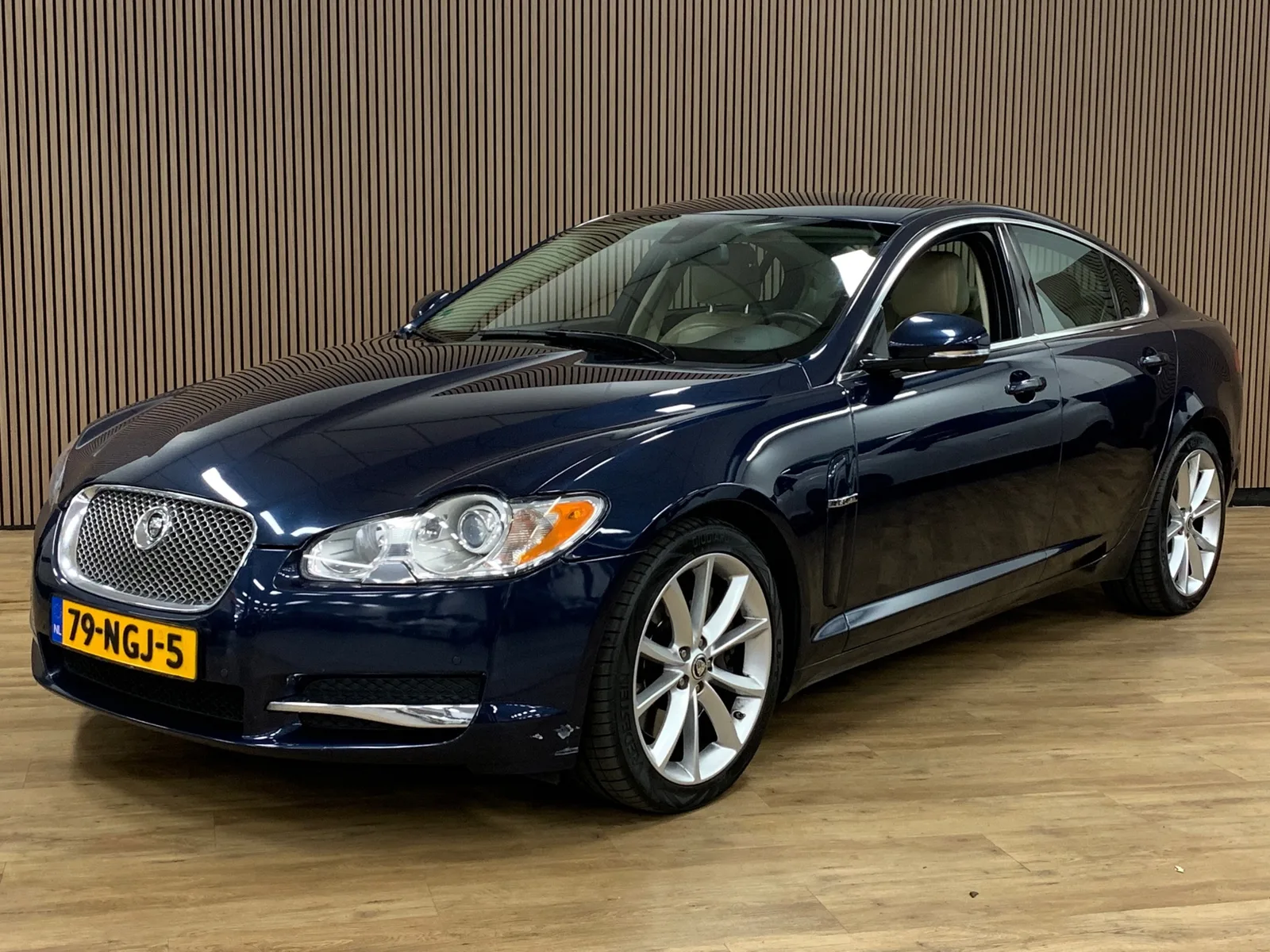 Jaguar XF (2010) — foto 1