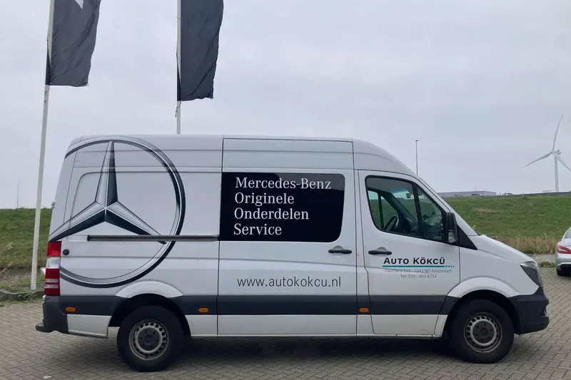 Mercedes-Benz van (2015)
