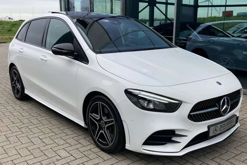 Mercedes-Benz van (2019)