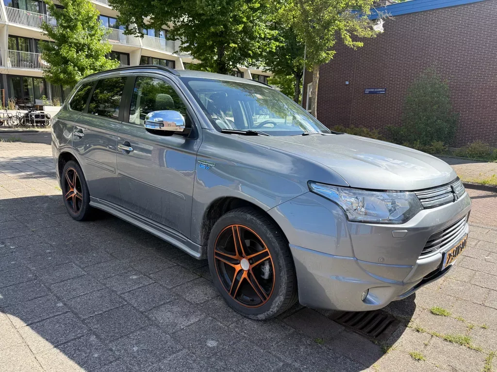 Mitsubishi Outlander (2013) — foto 1