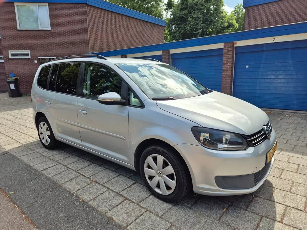 Volkswagen Touran (2011) — foto 1