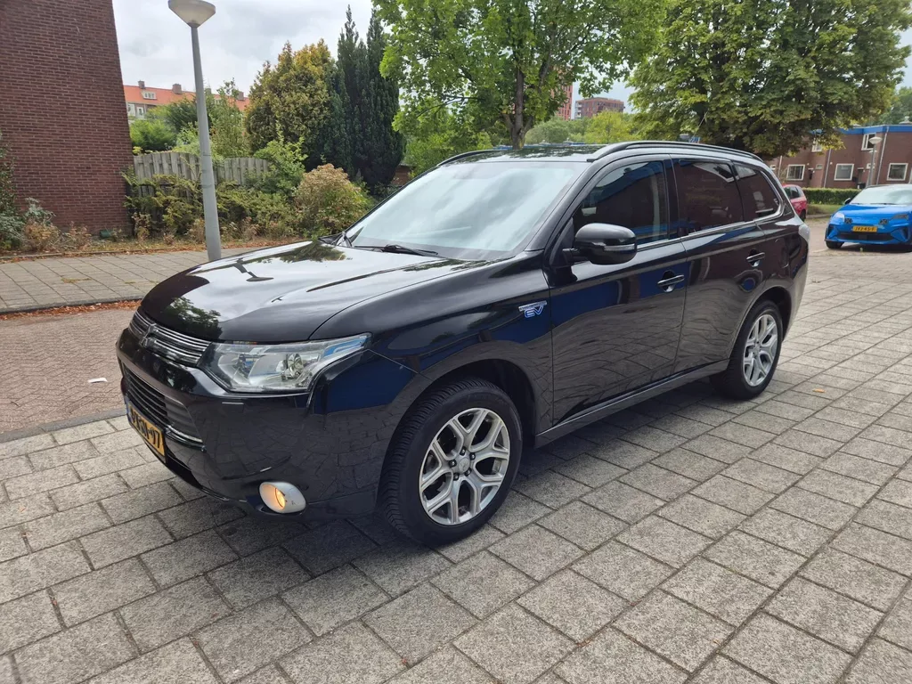 Mitsubishi Outlander (2014) — foto 1