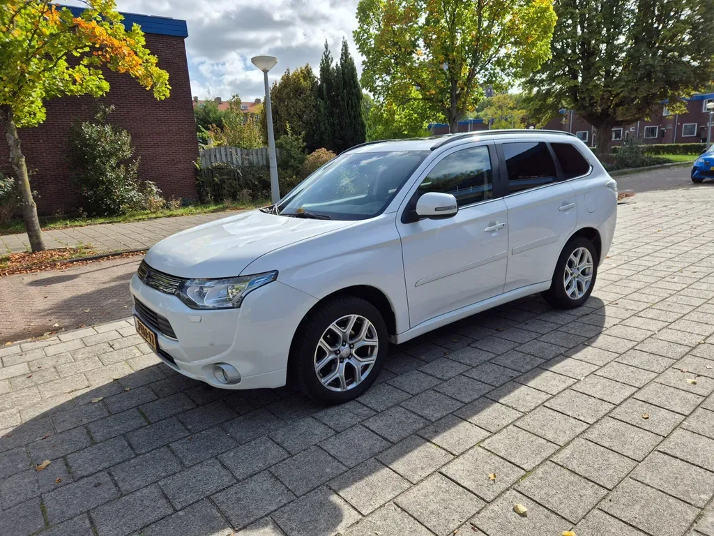 Mitsubishi Outlander (2013) — foto 1