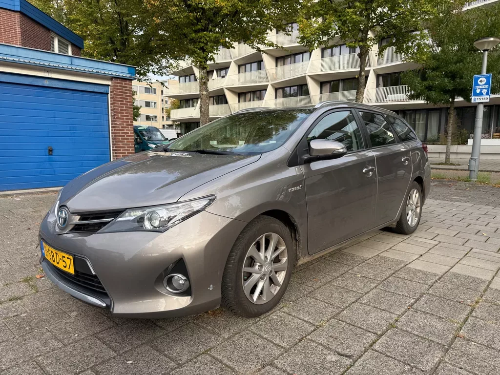 Toyota Auris (2013) — foto 1
