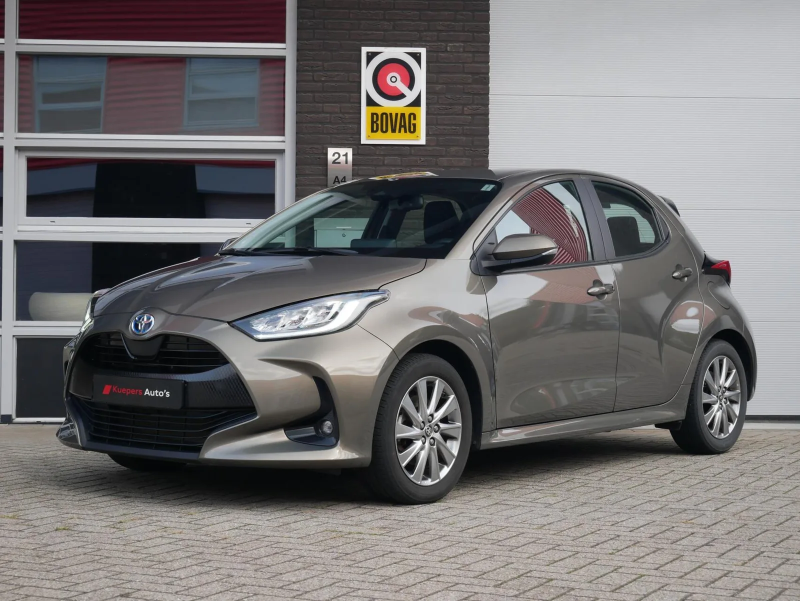 Toyota Yaris (2023) — foto 1