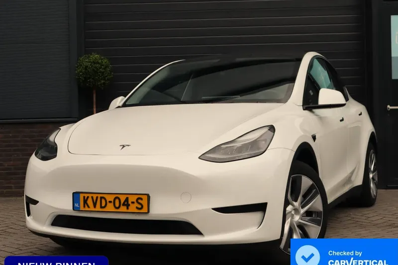 Tesla Model Y (2024)
