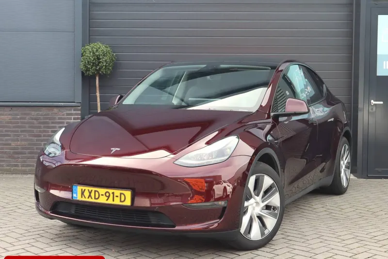 Tesla Model Y (2024)