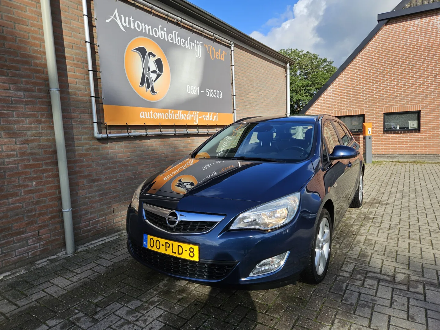 Opel Astra (2011) — foto 1