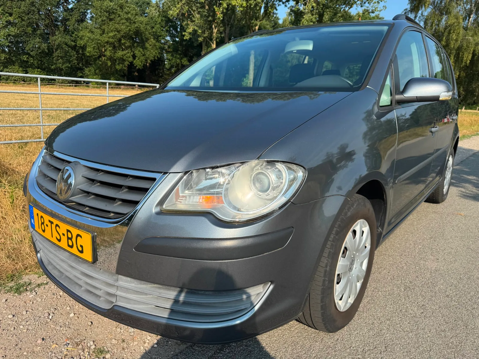 Volkswagen Touran (2007) — foto 1