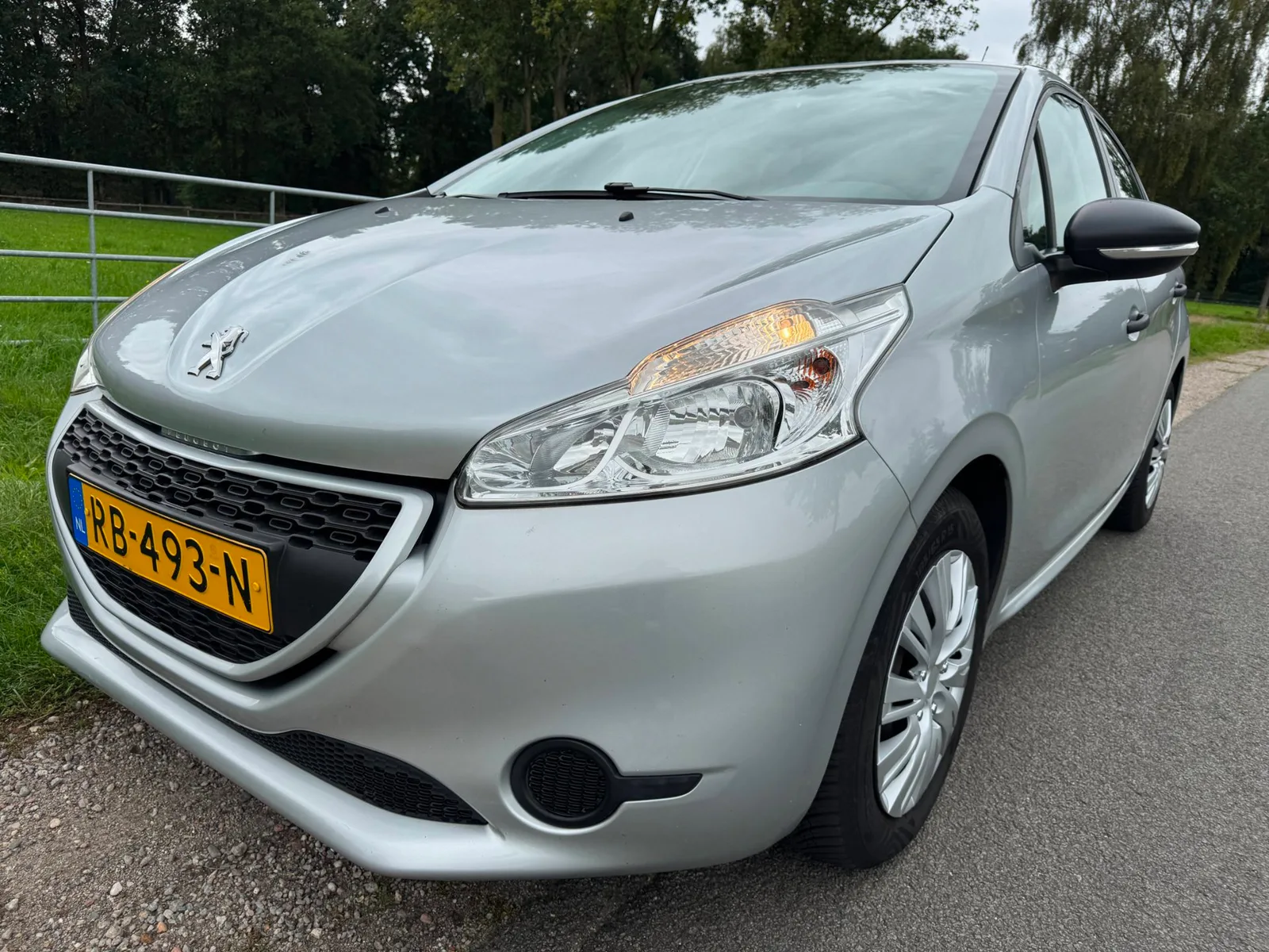 Peugeot 208 (2014) — foto 1