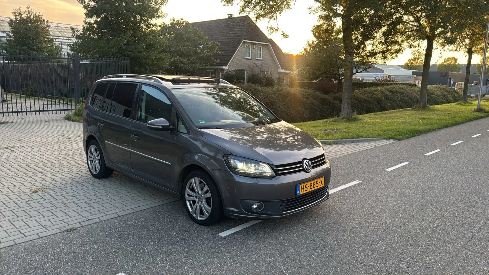 Volkswagen Touran (2011) — foto 1