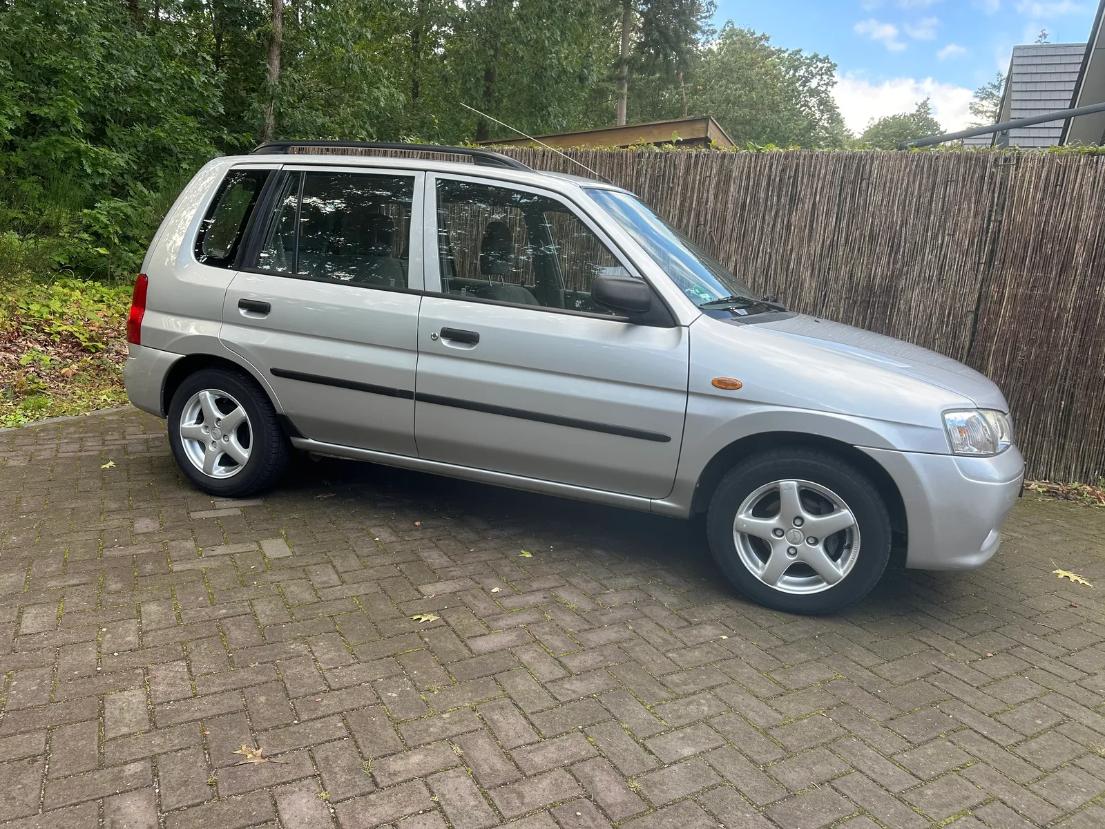 Mazda Demio (2002) — foto 1