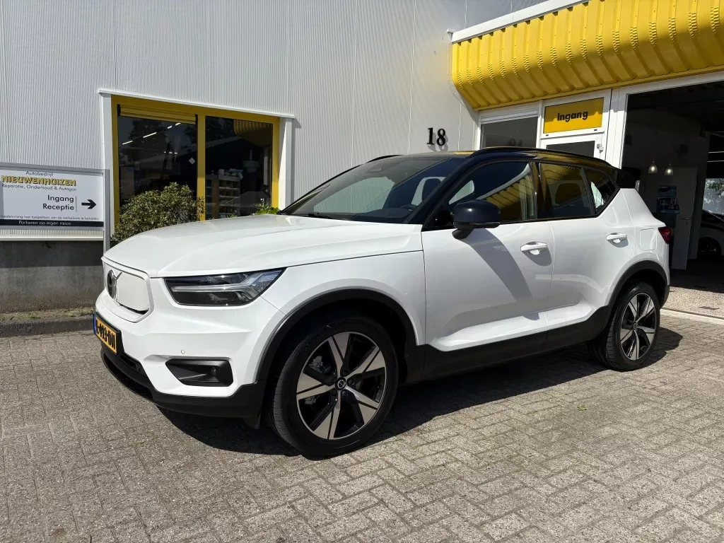 Volvo XC40 (2026) — foto 1