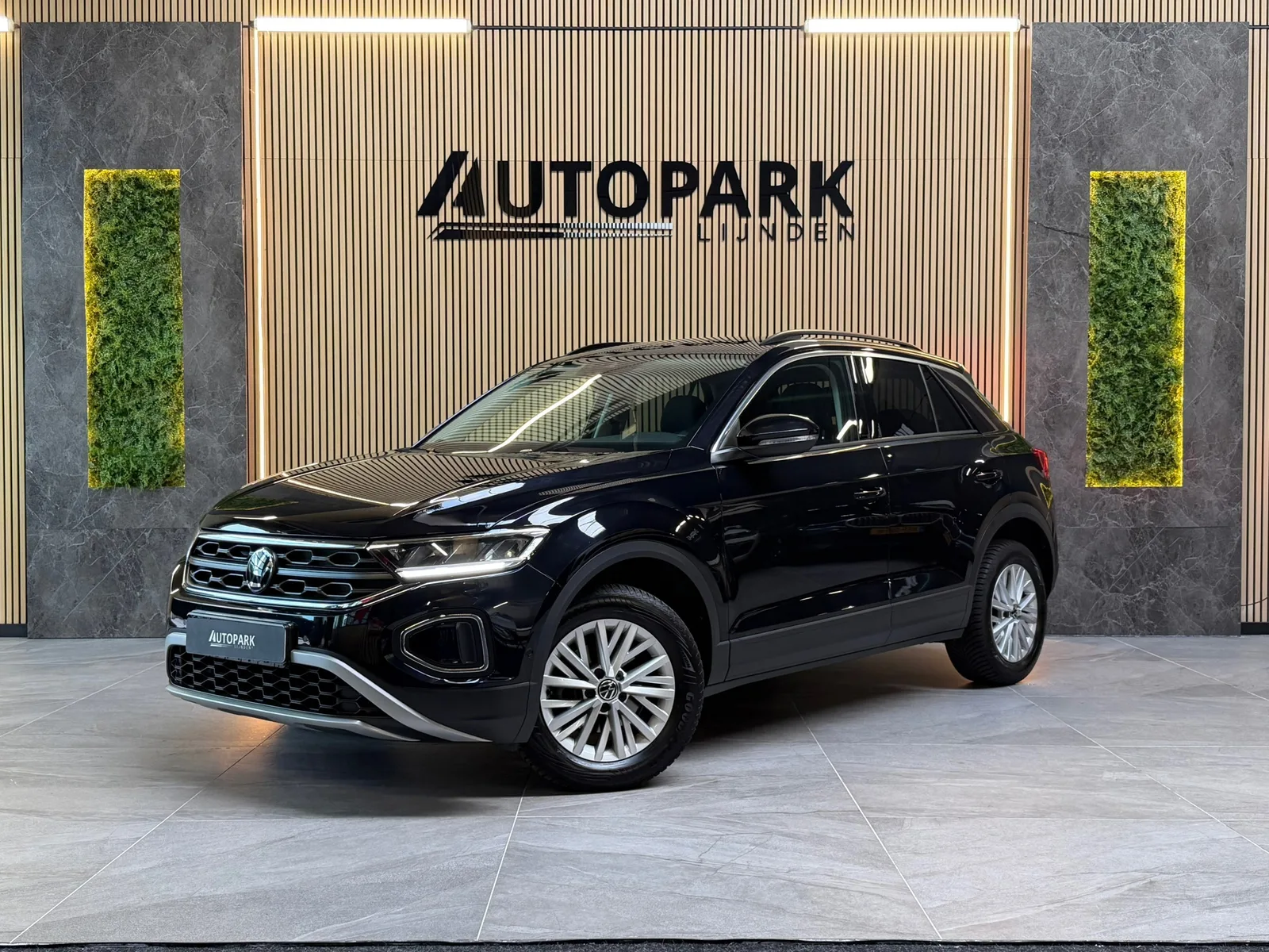 Volkswagen T-Roc (2023) — foto 1