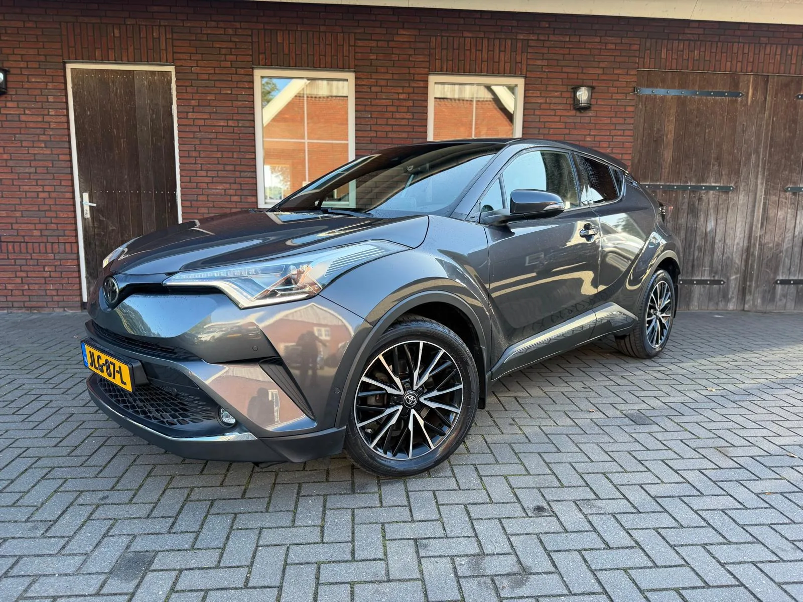 Toyota C-HR (2017) — foto 1