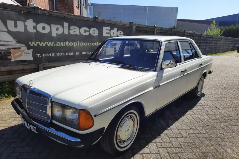 Mercedes-Benz 200-280 (1979)