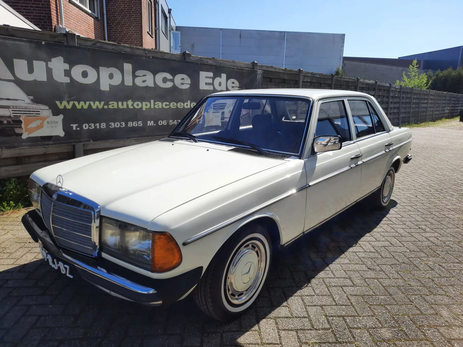 Mercedes-Benz 200-Serie (1979) — foto 1