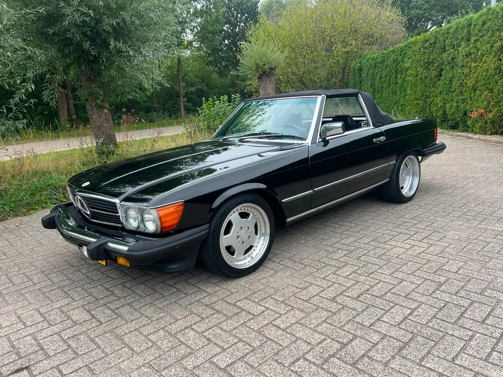 Mercedes-Benz 560 SL (1987) — foto 1