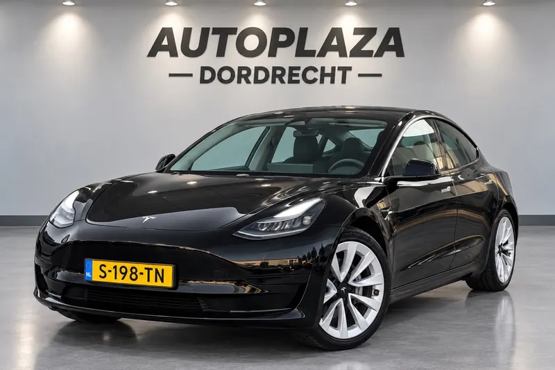 Tesla Model 3 (2023)
