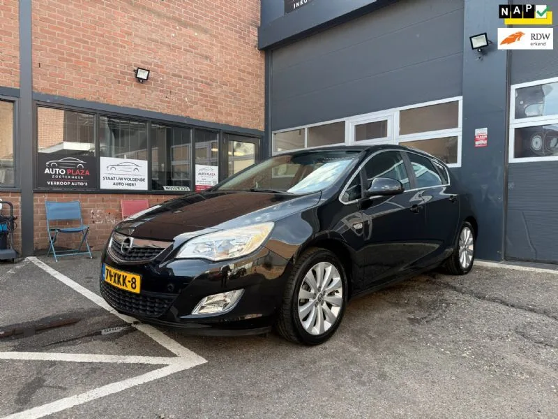 Opel Astra (2012) — foto 1
