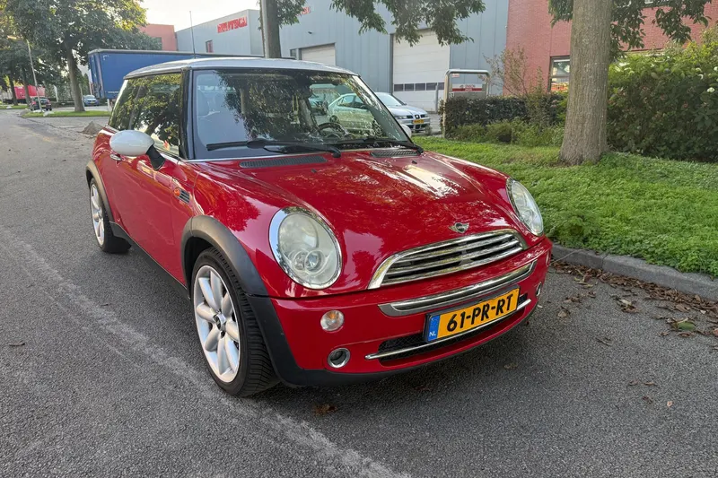 MINI Cooper (2004)