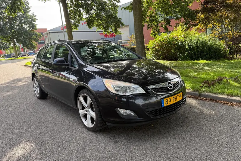 Opel Astra Sports Tourer (2011)